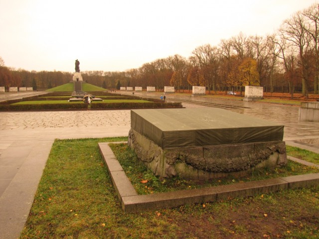 Sowjetisches Ehrenmal - Eingehauste zerstörte Granitplatte