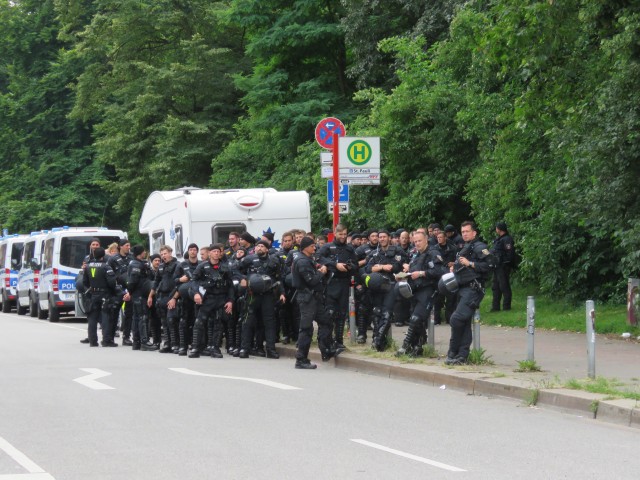G20 - Polizei wartet auf Bus