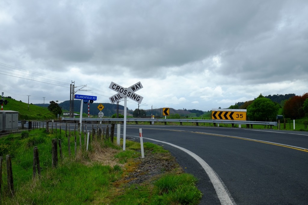 NZ: Weg nach Waitomo 3 - Railroad Crossing