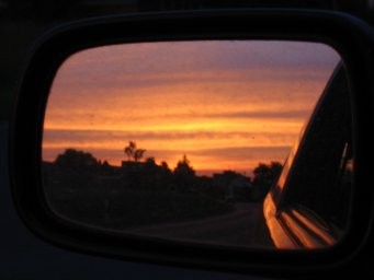 Sonnenuntergang im Rückspiegel - Bild 1