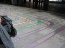 die Striche führen zu Straßenlaternen