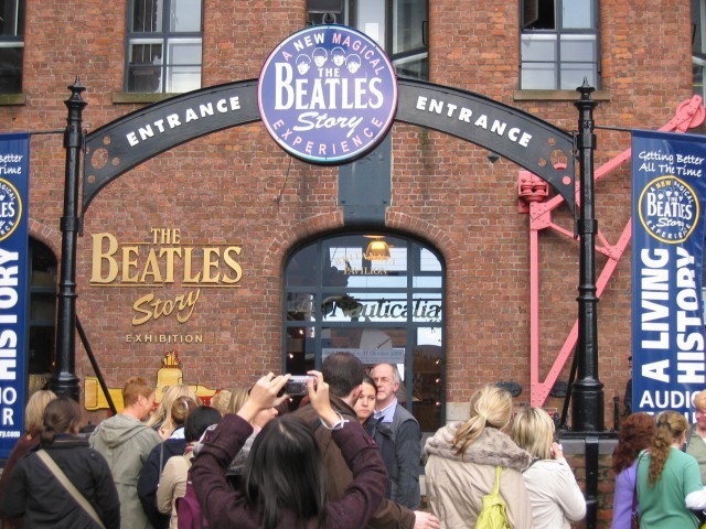 vor dem Beatles-Museum