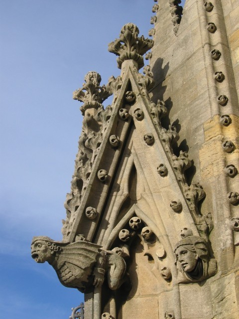 an der Kirche befanden sich viele Köpfe