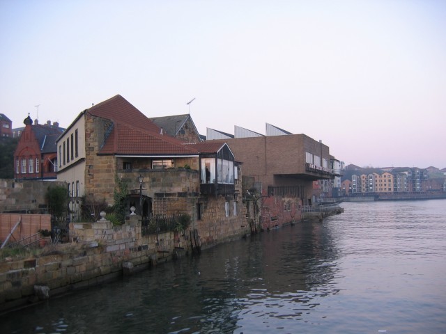 Gebäude direkt am Fluß
