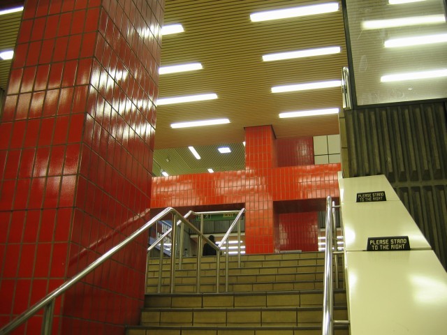 U-Bahn: "Please stand to the right"