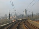 Ein Blick aus der U-Bahn auf weniger schöne Wohngebiete