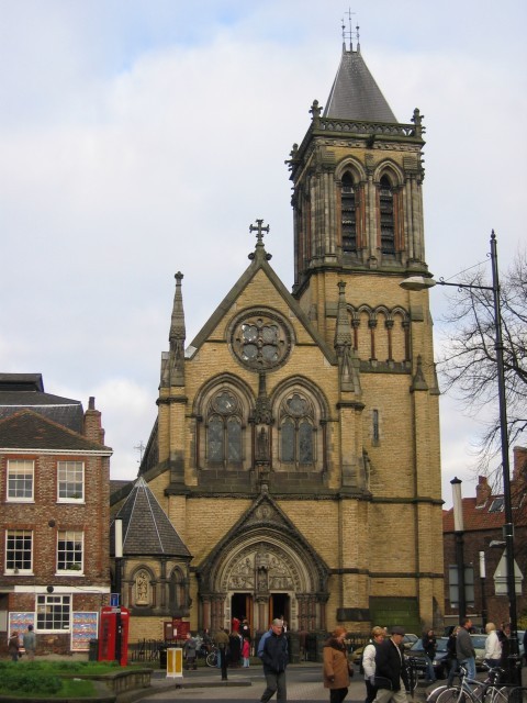 Eine kleine Kirche neben dem Minster