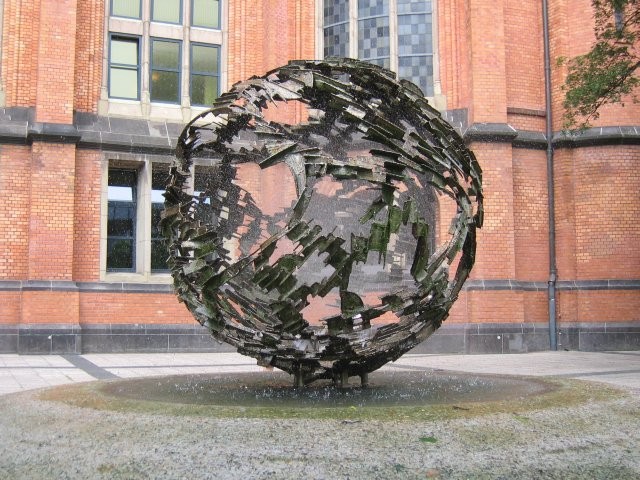 Stahlkugel am Martin-Luther-Platz