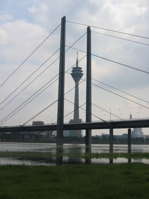 Der fernsehturm im Brückenmast