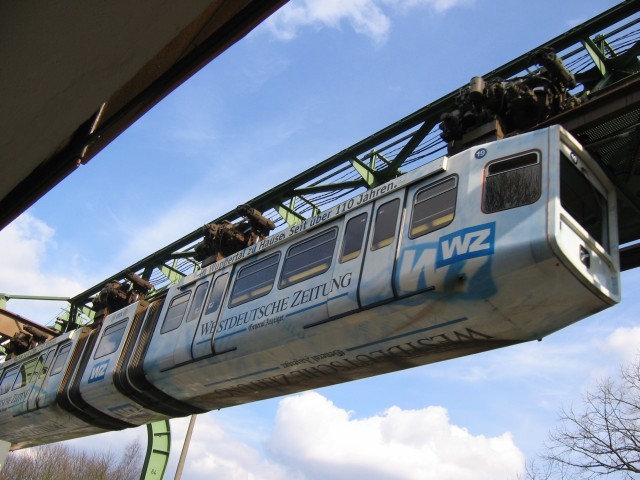 schwebende Bahn