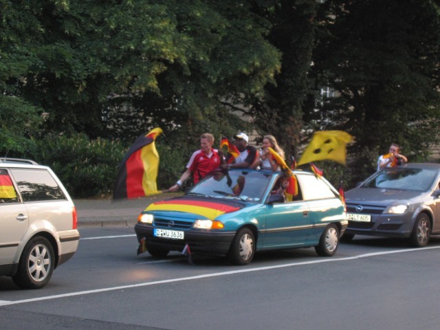 Die hupenden Autos ...