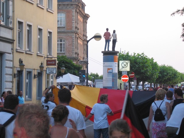 eine Gruppe trägt eine riesige Fahne
