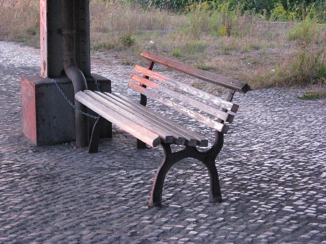 Es ist die einzige auf dem Bahnsteig