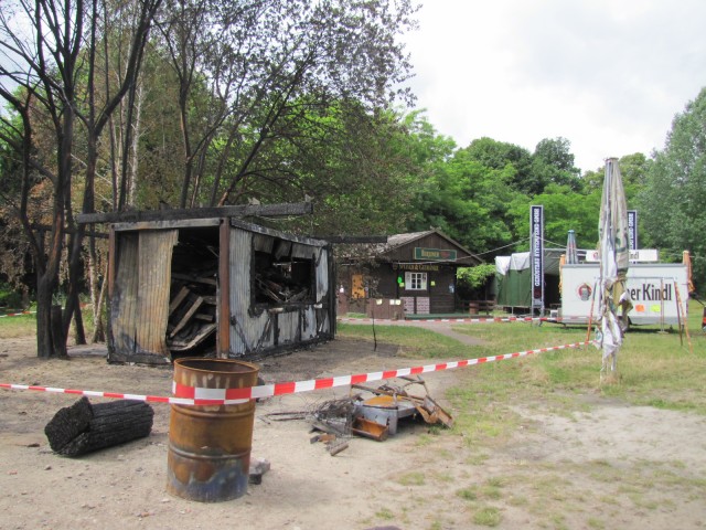 Mecklenburger Dorf - Eisdiele nach Brand