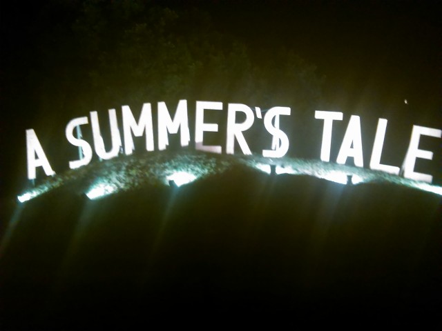 A Summer's Tale - Schriftzug bei Nacht