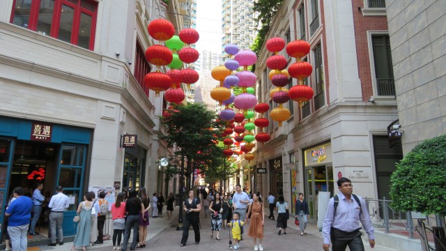 Hong Kong - Alte Bauwerke als Hülle um Hochhäuser