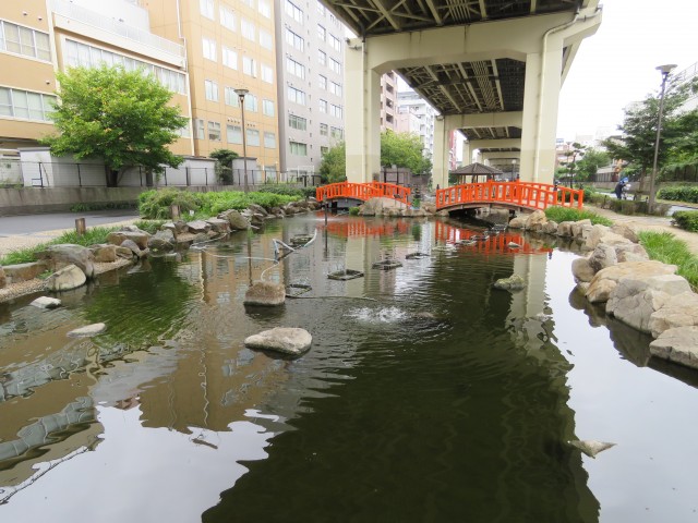 Tokio - Park unter der Schnellstraße