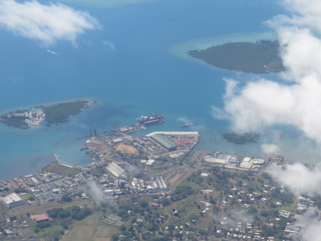 Fiji - Inlandsflug, Lautoka, Zuckerraffinerie