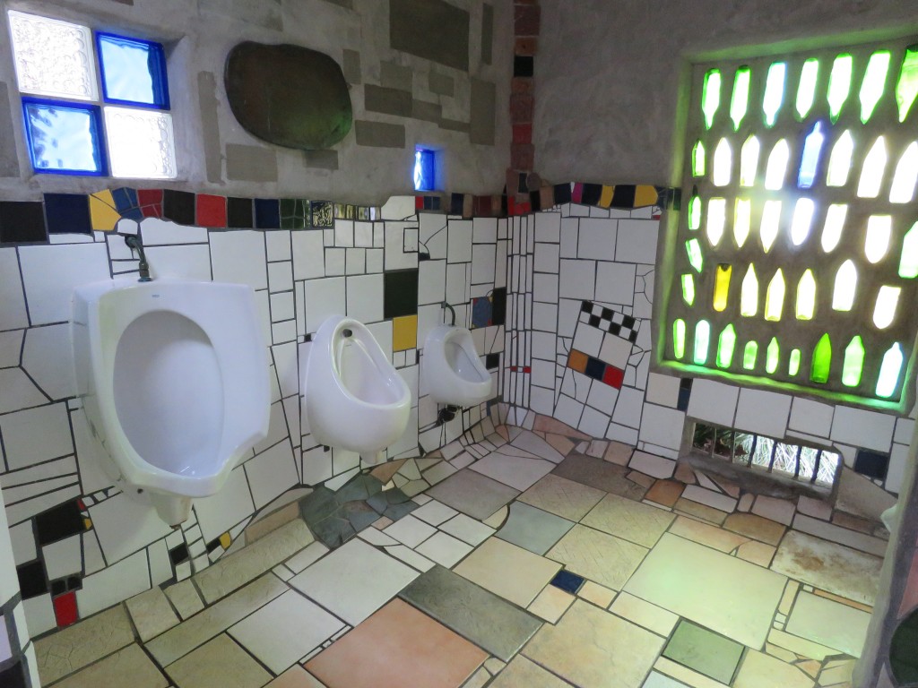 NZ: Kawakawa Hundertwasser-Toilette. Pissoirs