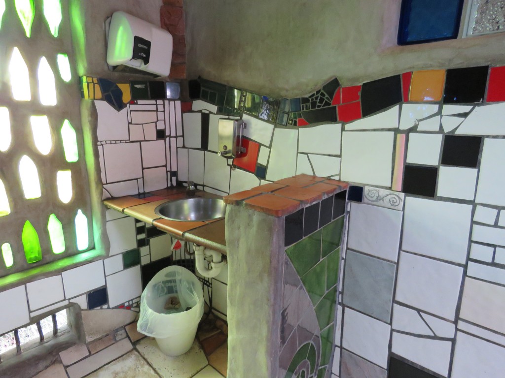 NZ: Kawakawa Hundertwasser-Toilette. Waschbecken