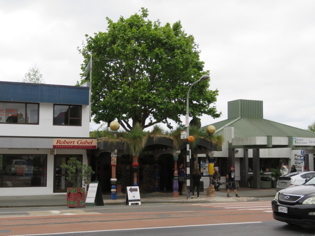 NZ: Kawakawa Hundertwasser-Toilette. Baummieter 2