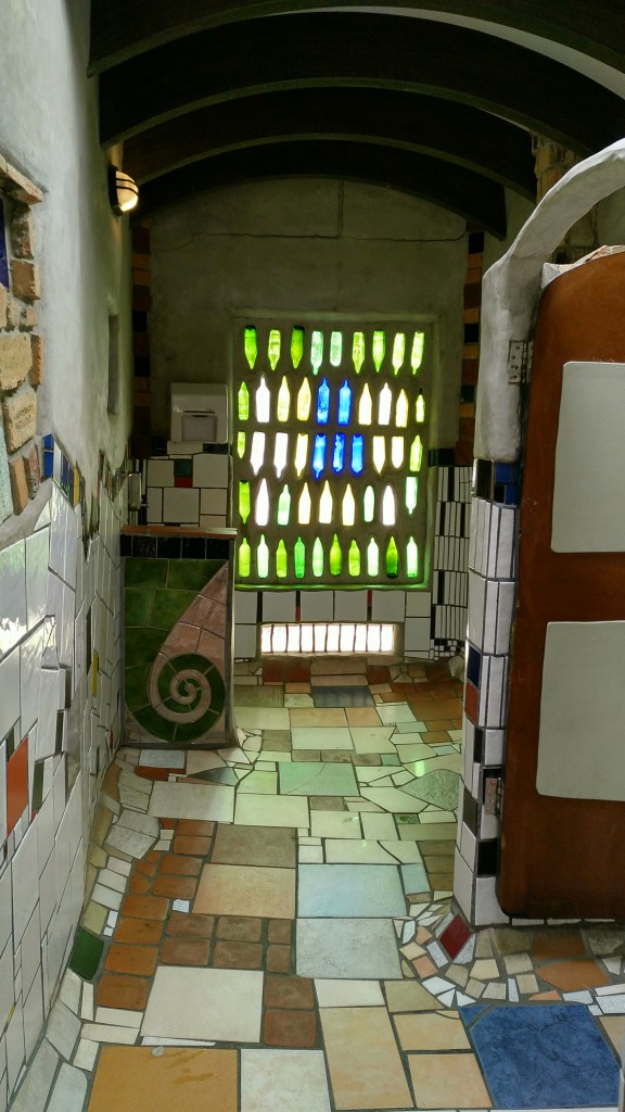 NZ: Kawakawa Hundertwasser-Toilette 3