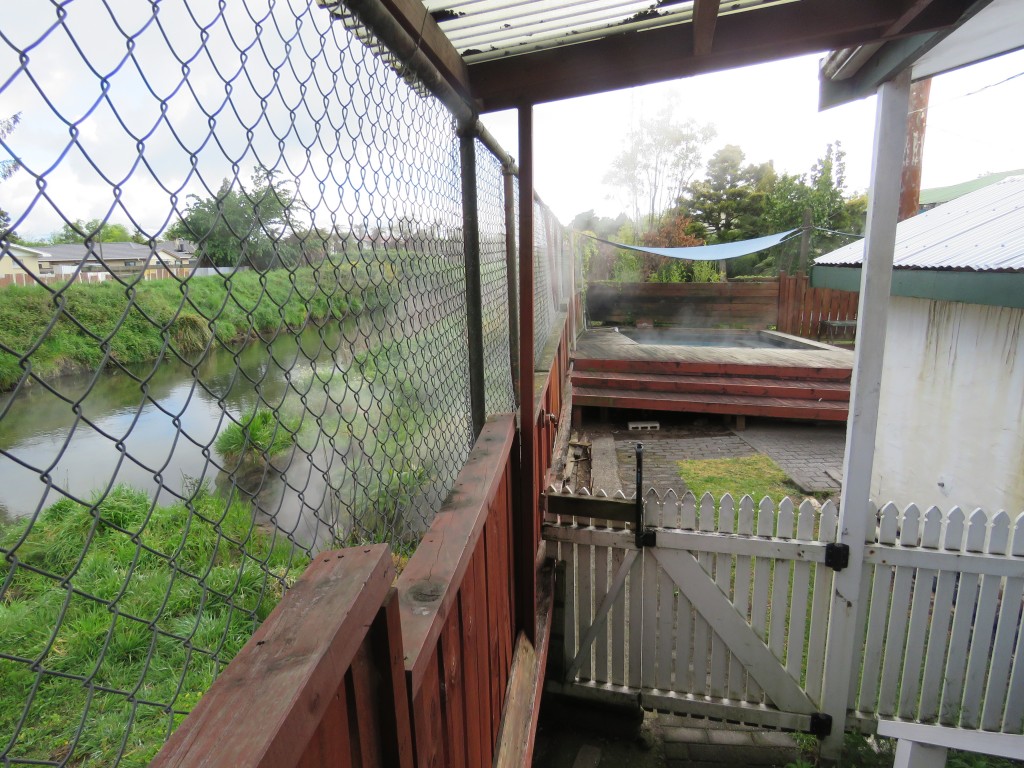 NZ: Utuhina Hot Springs Fishing Lodge 4