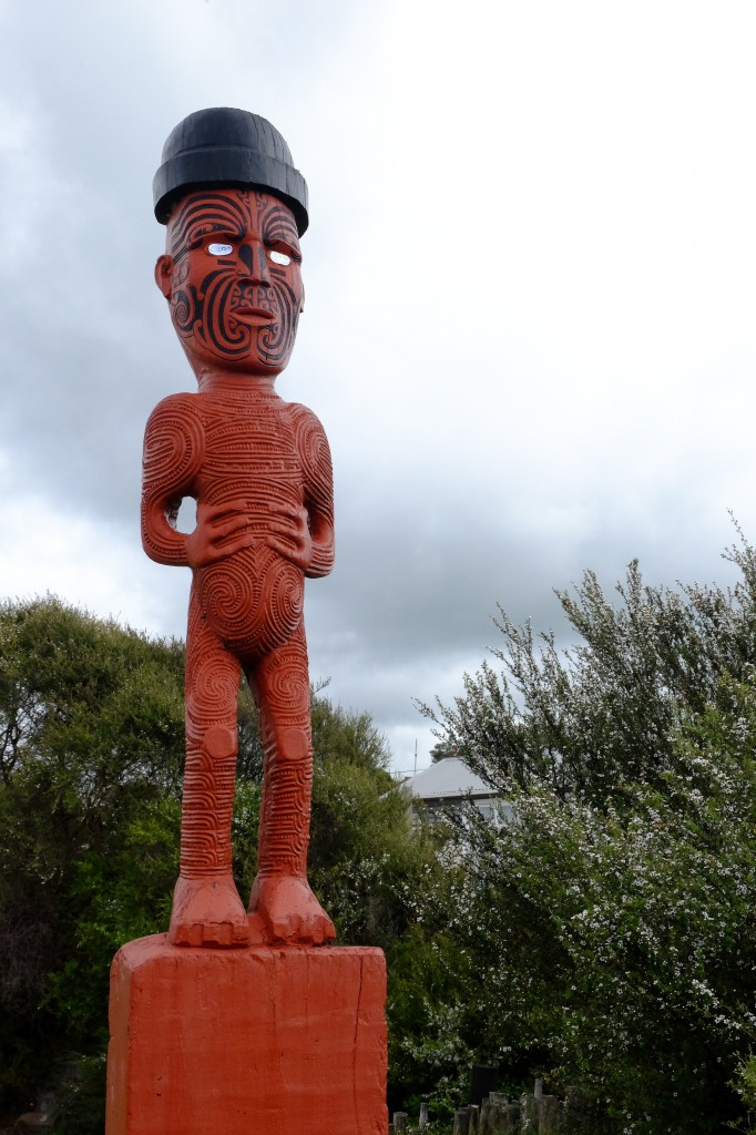 NZ: Whakarewarewa - Skulpturen