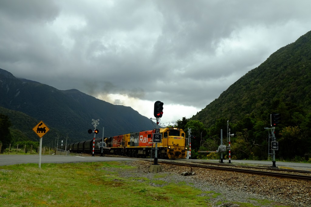 NZ: State Highway 73 (bei Otira) mit Kiwi Rail