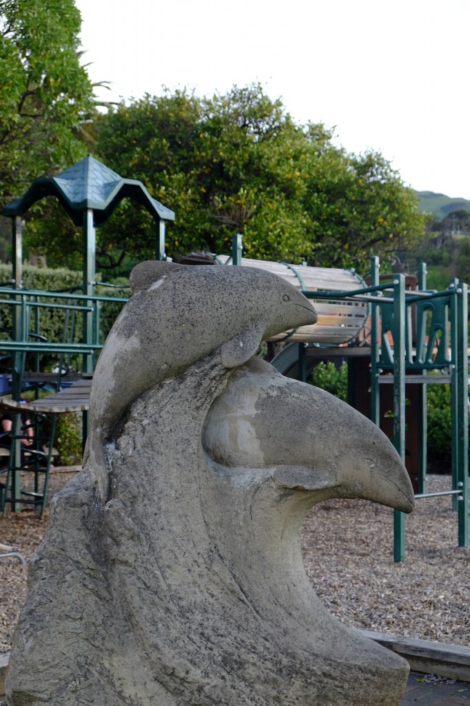 NZ: Akaroa - Skulptur der Hector-Delfine