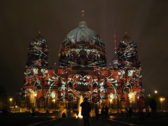 Sofa am Brandenburger Tor - zum Festival of Lights - Bild 1